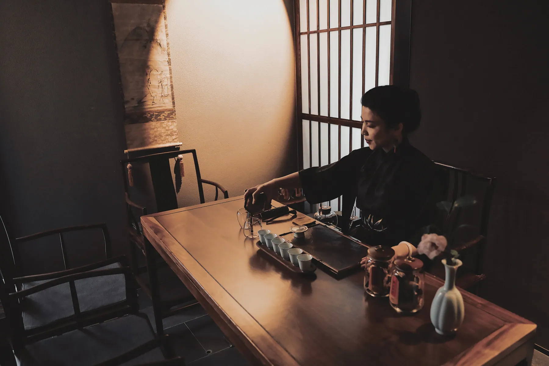 어두운 원목 테이블 위에 놓인 다구